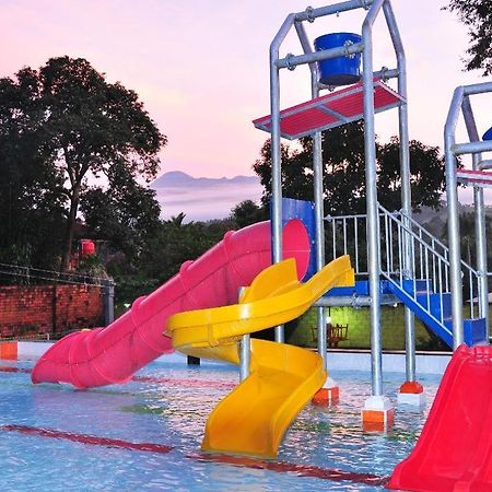 Puncak Village Hotel & Kampung Main Anak Gadok エクステリア 写真