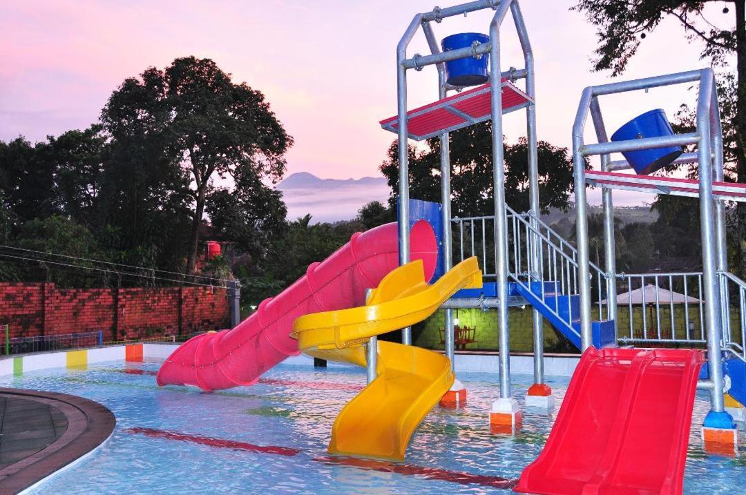 Puncak Village Hotel & Kampung Main Anak Gadok エクステリア 写真